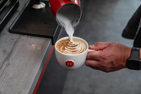 GB-inspirational-milk-pour-latte-art